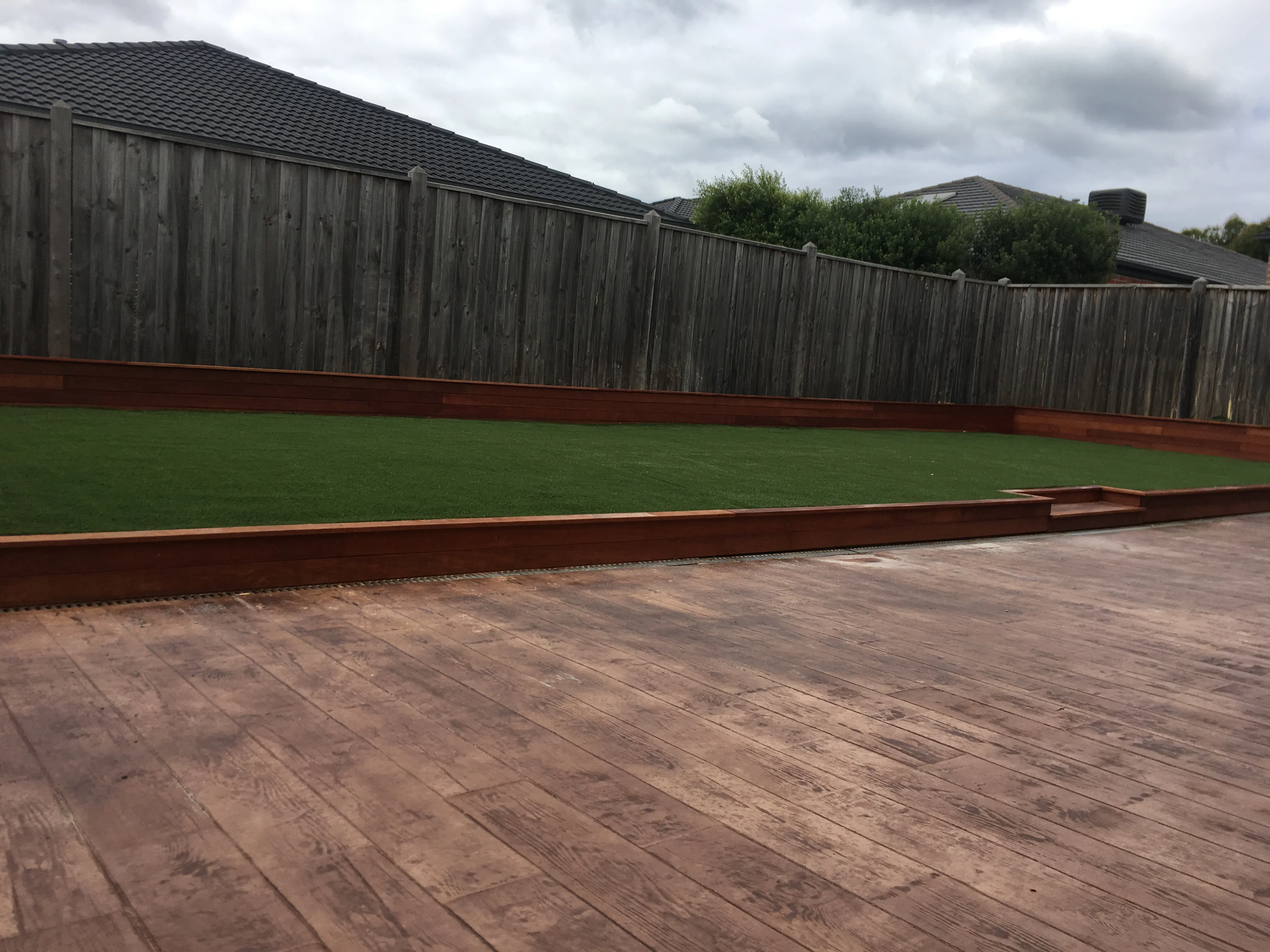 Australian Split-Level Backyard: Raised Lawn & Entertainer's Patio